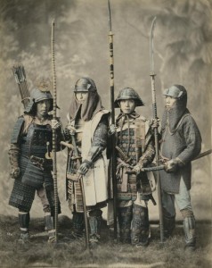 Bushi stehen mit ihren Waffen bereit, der Geist des Koryū Bujutsu